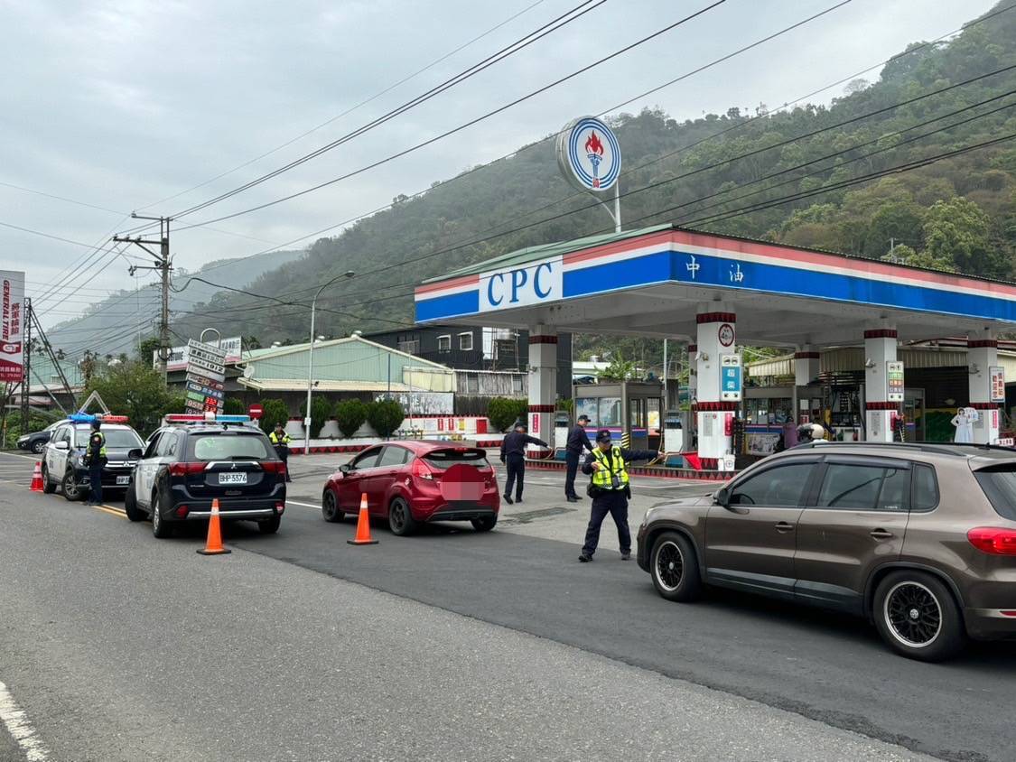 台21線聯合稽查 信義警聯手環保局揪違規噪音車 台21線聯合稽查 信義警聯手環保局揪違規噪音車