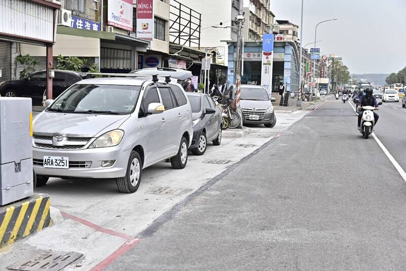 臨停通行更安全! 捷運小港站3號出口新設臨時停車彎 臨停通行更安全! 捷運小港站3號出口新設臨時停車彎