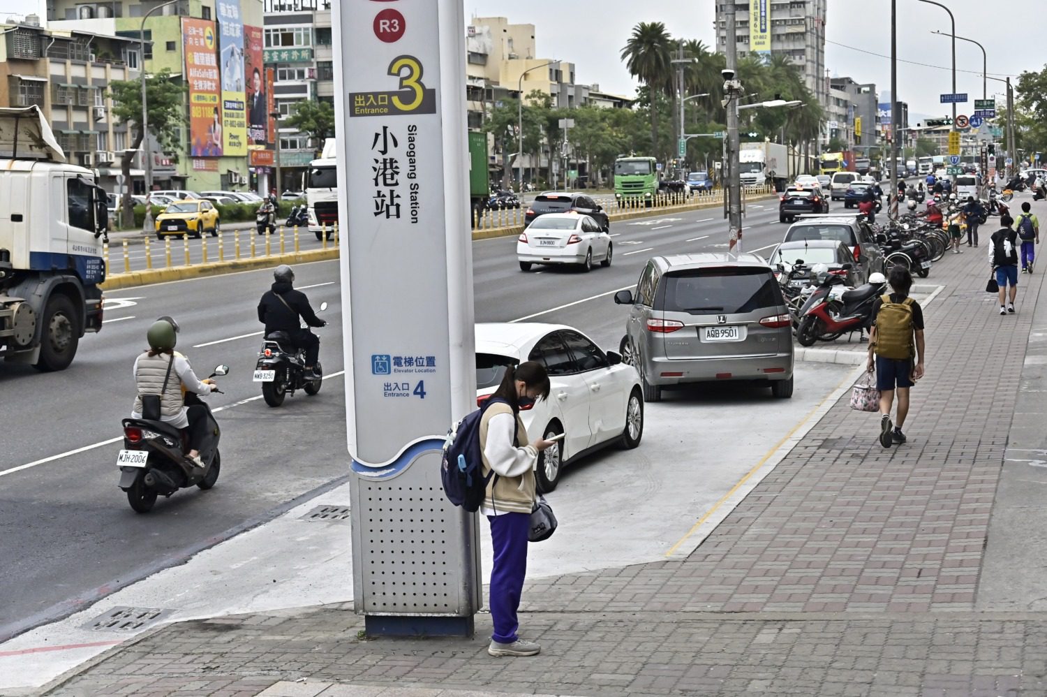 捷運小港站3號出口新設臨時停車彎 臨停通行更安全！