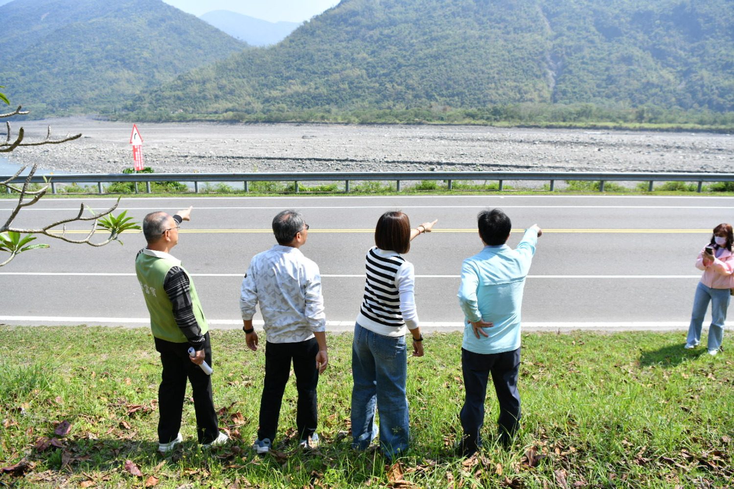 立委邱議瑩率經濟委員會考察高雄農經建設 聚焦荖濃溪防災韌性計畫 立委邱議瑩率經濟委員會考察高雄農經建設 聚焦荖濃溪防災韌性計畫