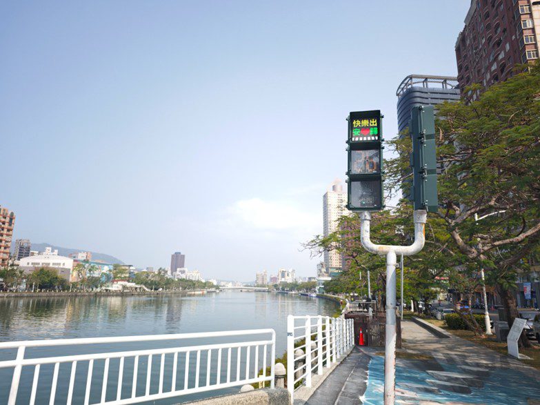 「高雄熊」及「台鋼雄鷹」化身行人燈 助攻高雄交安宣導 「高雄熊」及「台鋼雄鷹」化身行人燈 助攻高雄交安宣導