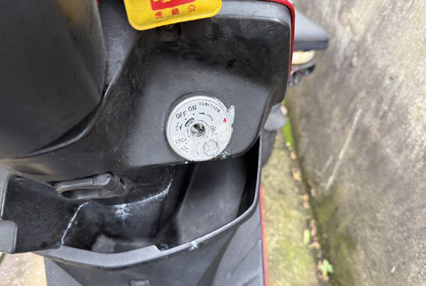 桃園市中壢區中園路二段　機車被灌膠水警方查辦