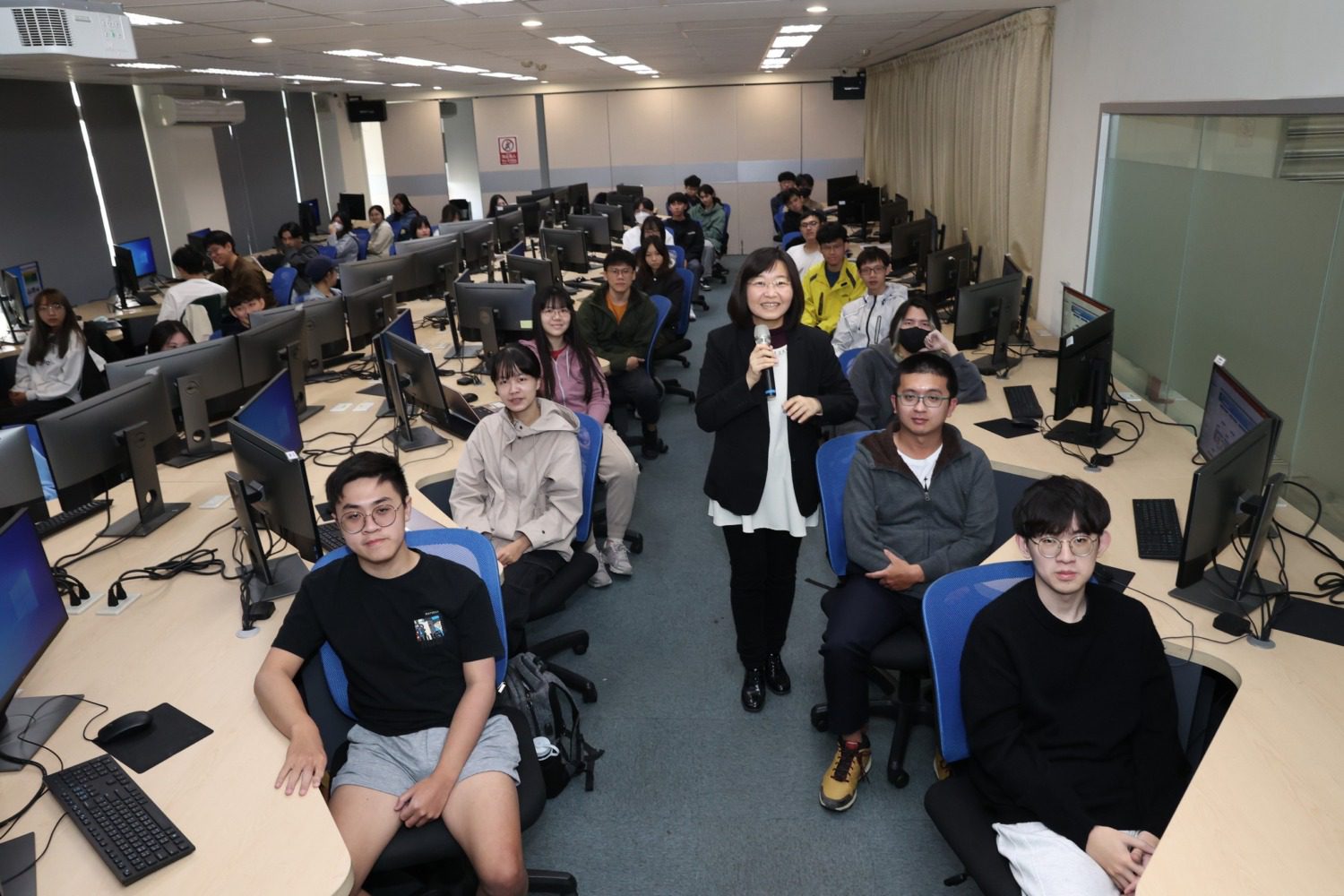 高雄大學資管系開創新局│林杏子副教授引領學子掌握開放數據商機 高雄大學資管系開創新局│林杏子副教授引領學子掌握開放數據商機