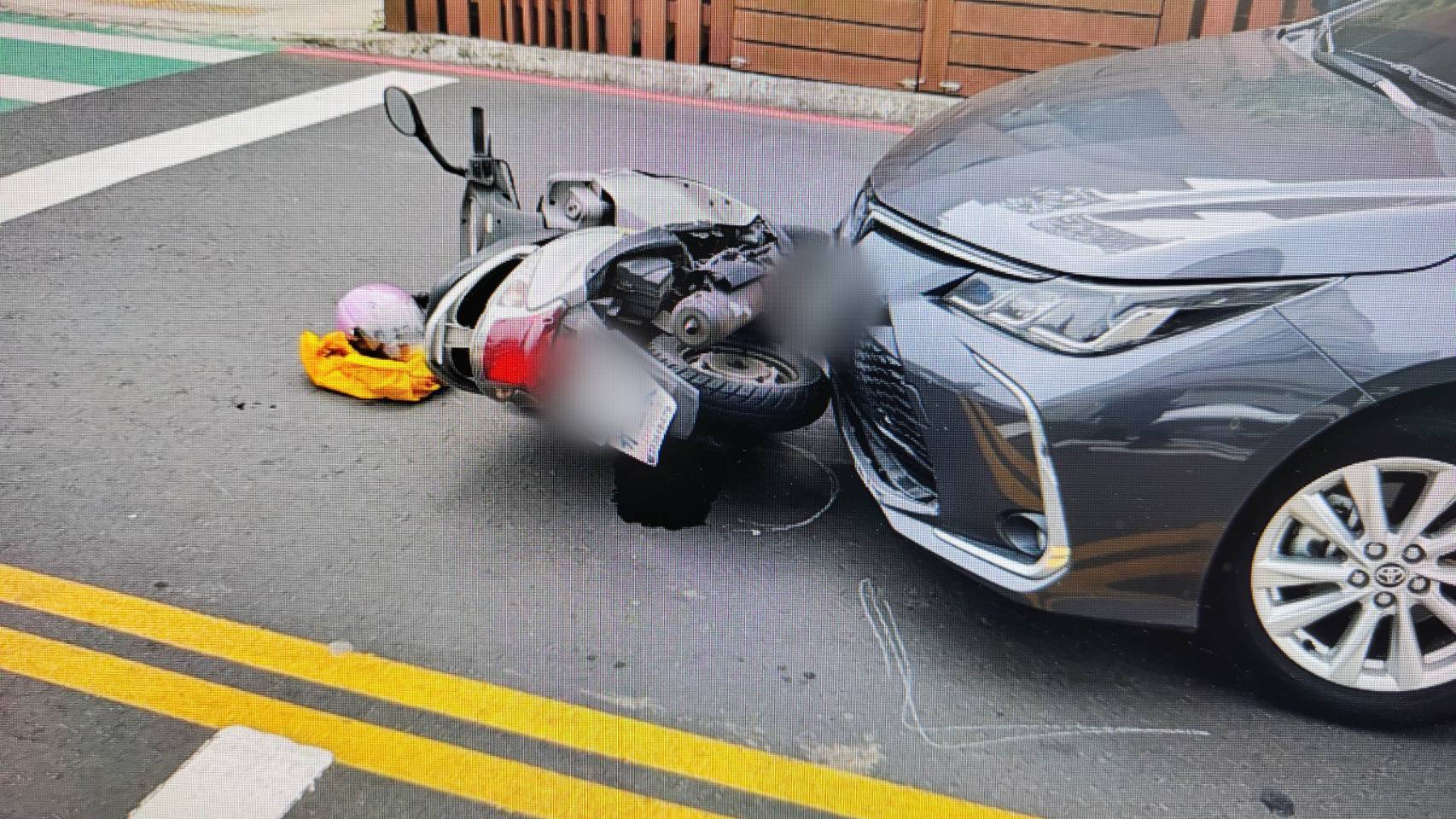 【有片】女駕駛右轉擊落重機!騎士險遭輾驚險瞬間 【有片】女駕駛右轉擊落重機!騎士險遭輾驚險瞬間