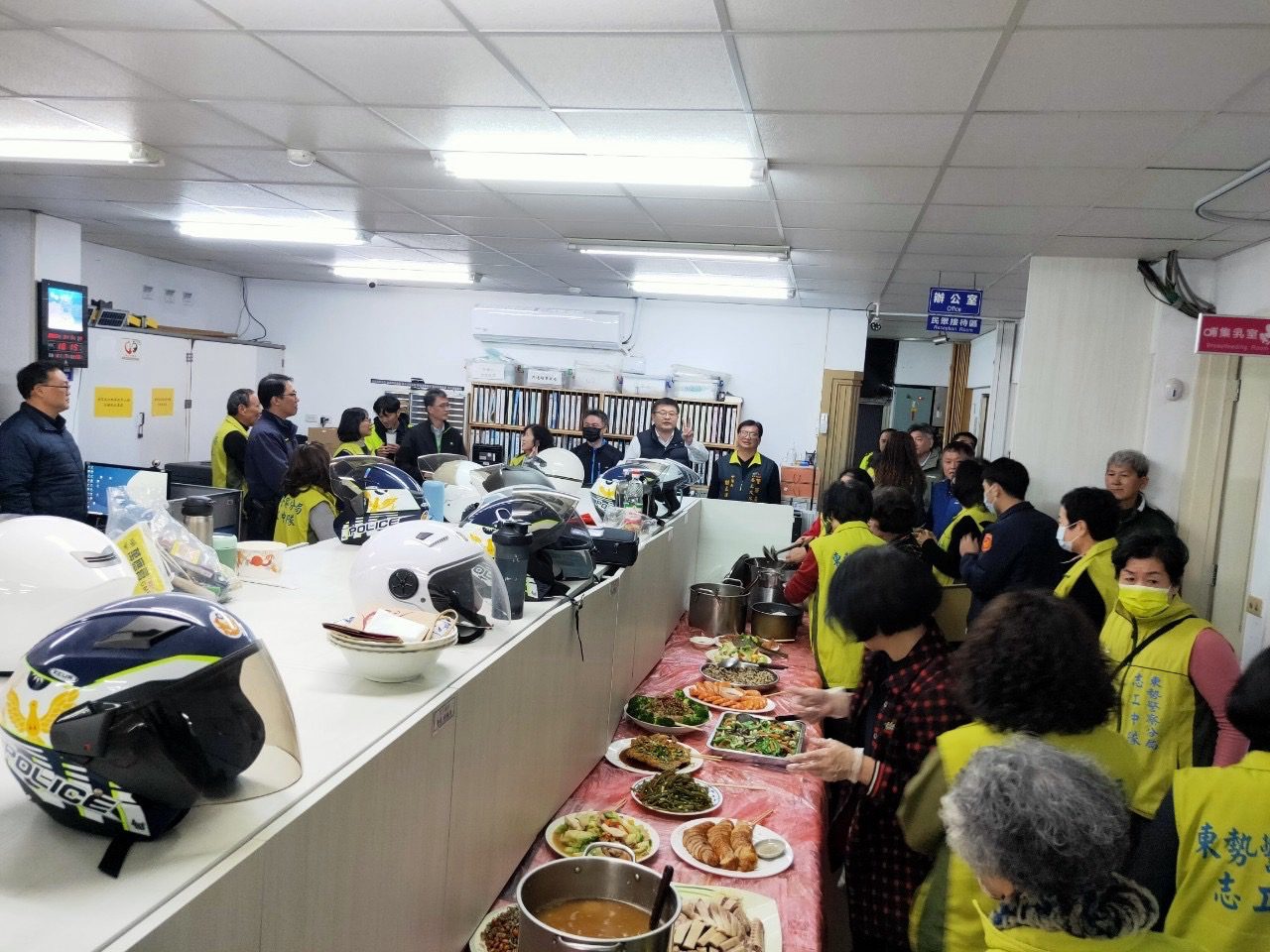 中市東勢警「一人一菜」警察志工聯誼餐會 團結力量共創和諧社會 中市東勢警「一人一菜」警察志工聯誼餐會 團結力量共創和諧社會