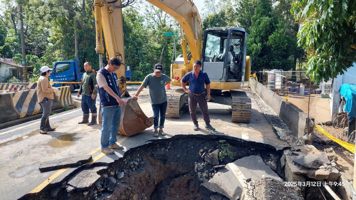 涵管破裂造成鹿野天坑 黃建賓協調即刻修復、賠償受災戶 涵管破裂造成鹿野天坑 黃建賓協調即刻修復、賠償受災戶