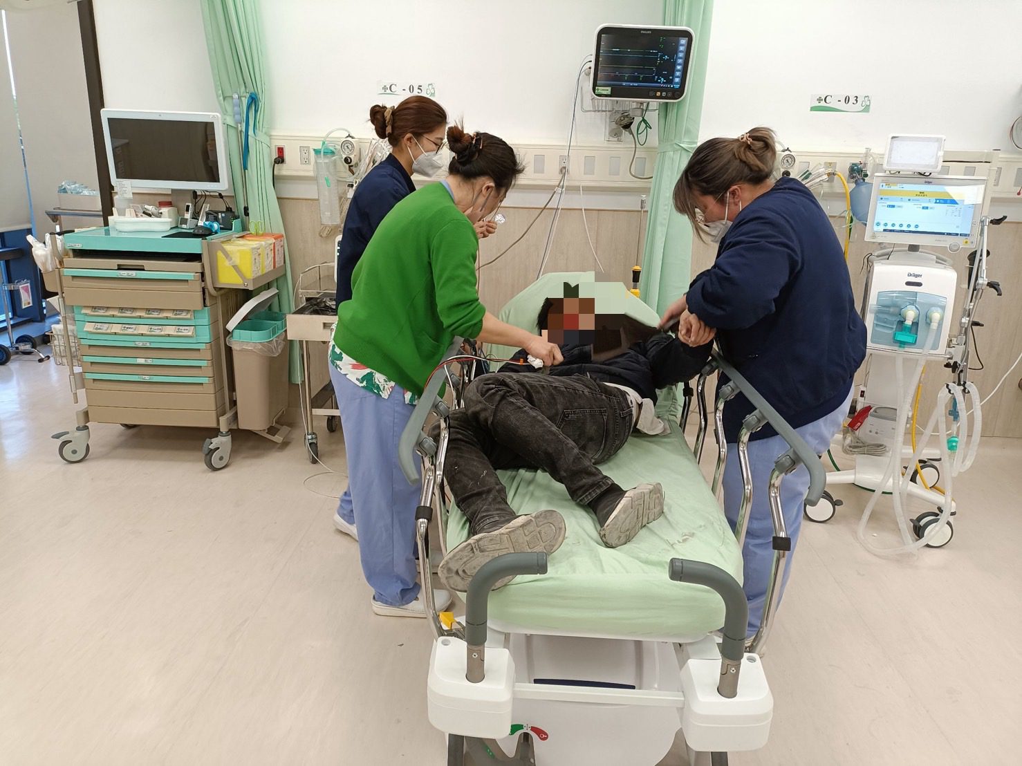 「救命只差一線!」高雄秀傳醫護衝上大馬路 即時救回車禍傷者 「救命只差一線!」高雄秀傳醫護衝上大馬路 即時救回車禍傷者