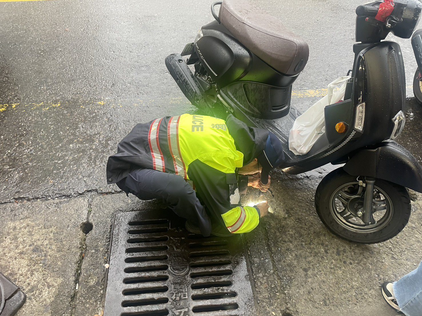 婦人手滑鑰匙卡水溝 楊梅警靠這招解圍 婦人手滑鑰匙卡水溝 楊梅警靠這招解圍