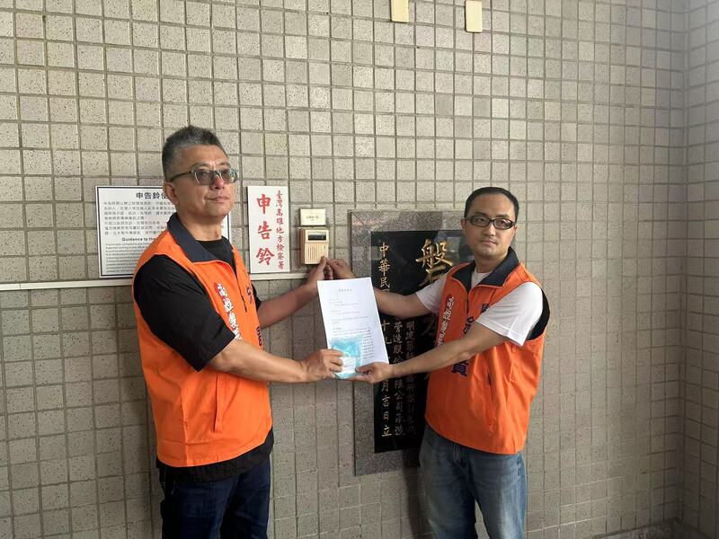 高雄雙罷劫團隊前往高雄地檢署按鈴申告黃捷 高雄雙罷劫團隊前往高雄地檢署按鈴申告黃捷