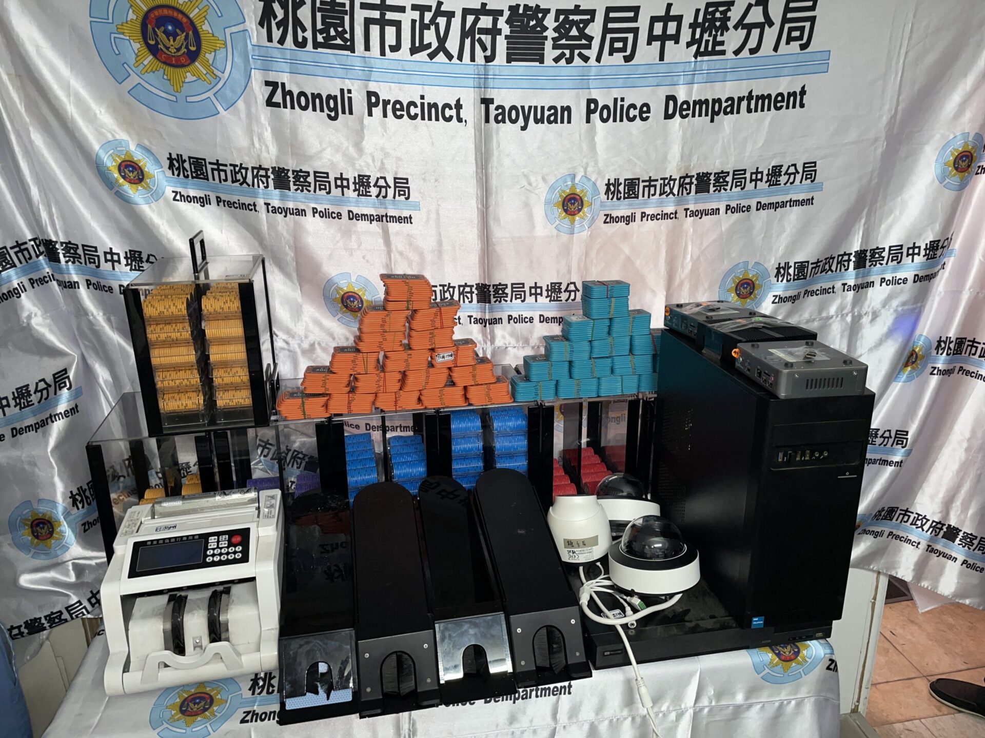 被抓過還不怕？中壢百家樂賭場再被抄 警查扣賭資、籌碼總值1億5000萬