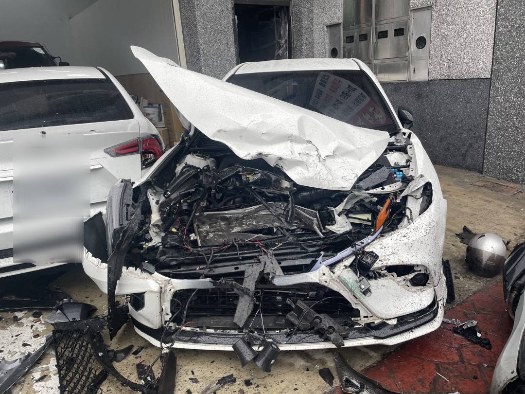 【有片】天雨路滑釀禍?小貨車突打滑 整排汽機車被撞爛 【有片】天雨路滑釀禍?小貨車突打滑 整排汽機車被撞爛