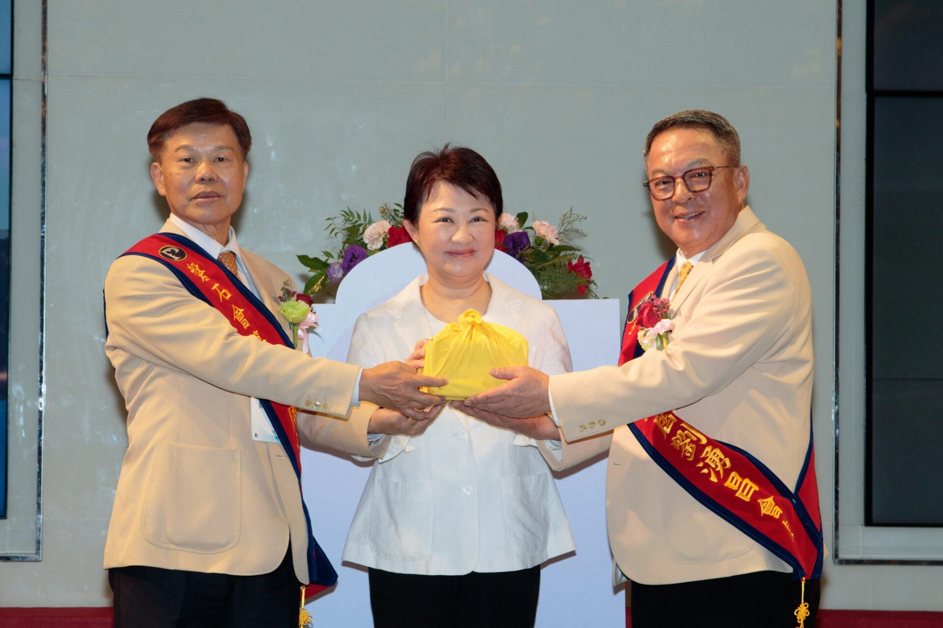 第27、28屆磐石會長交接 盧秀燕讚「中台灣經濟引擎」:感謝企業為台中拚經濟 第27、28屆磐石會長交接 盧秀燕讚「中台灣經濟引擎」:感謝企業為台中拚經濟