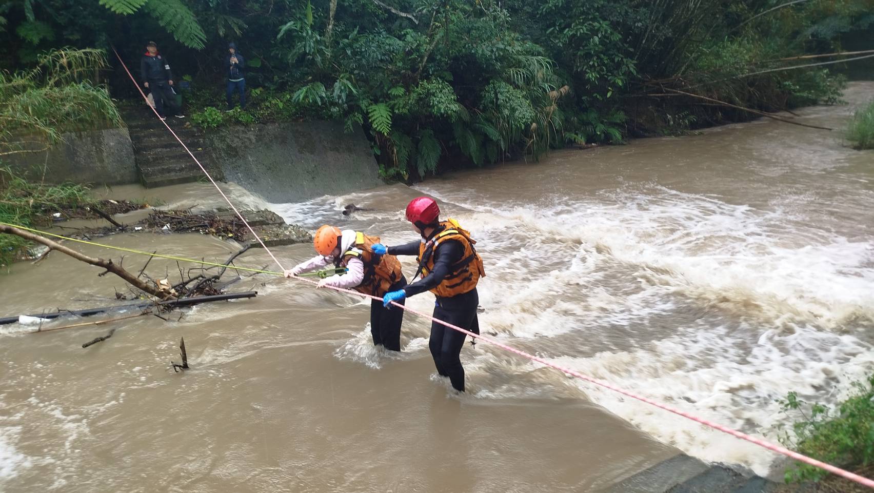 民眾掃墓受困溪中 桃消大溪分隊成功救援幸無人傷 民眾掃墓受困溪中 桃消大溪分隊成功救援幸無人傷