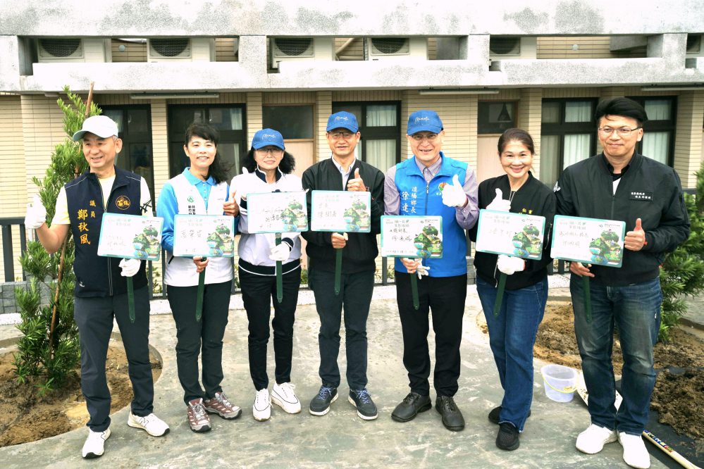 響應植樹月共織生態綠網 林保署新竹分署聯手苗栗縣府種下蘭嶼羅漢松並贈送民眾2千株苗木 響應植樹月共織生態綠網 林保署新竹分署聯手苗栗縣府種下蘭嶼羅漢松並贈送民眾2千株苗木