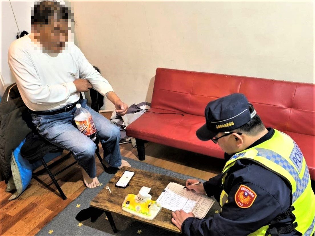 疾病纏身無法工作 長竹警協助男子申請紓困金 疾病纏身無法工作 長竹警協助男子申請紓困金