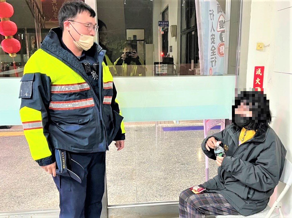 迷途婦人佇立路口 興安暖警助返家 迷途婦人佇立路口 興安暖警助返家