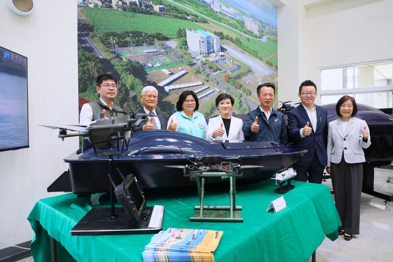 行政院副院長鄭麗君訪視亞創中心,助推無人機創新應用布局 行政院副院長鄭麗君訪視亞創中心,助推無人機創新應用布局