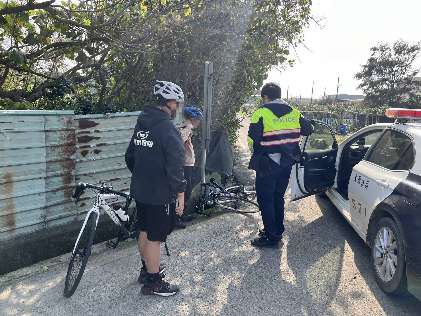 少年騎單車迷路又抽筋 大園警暖心助返家 少年騎單車迷路又抽筋 大園警暖心助返家