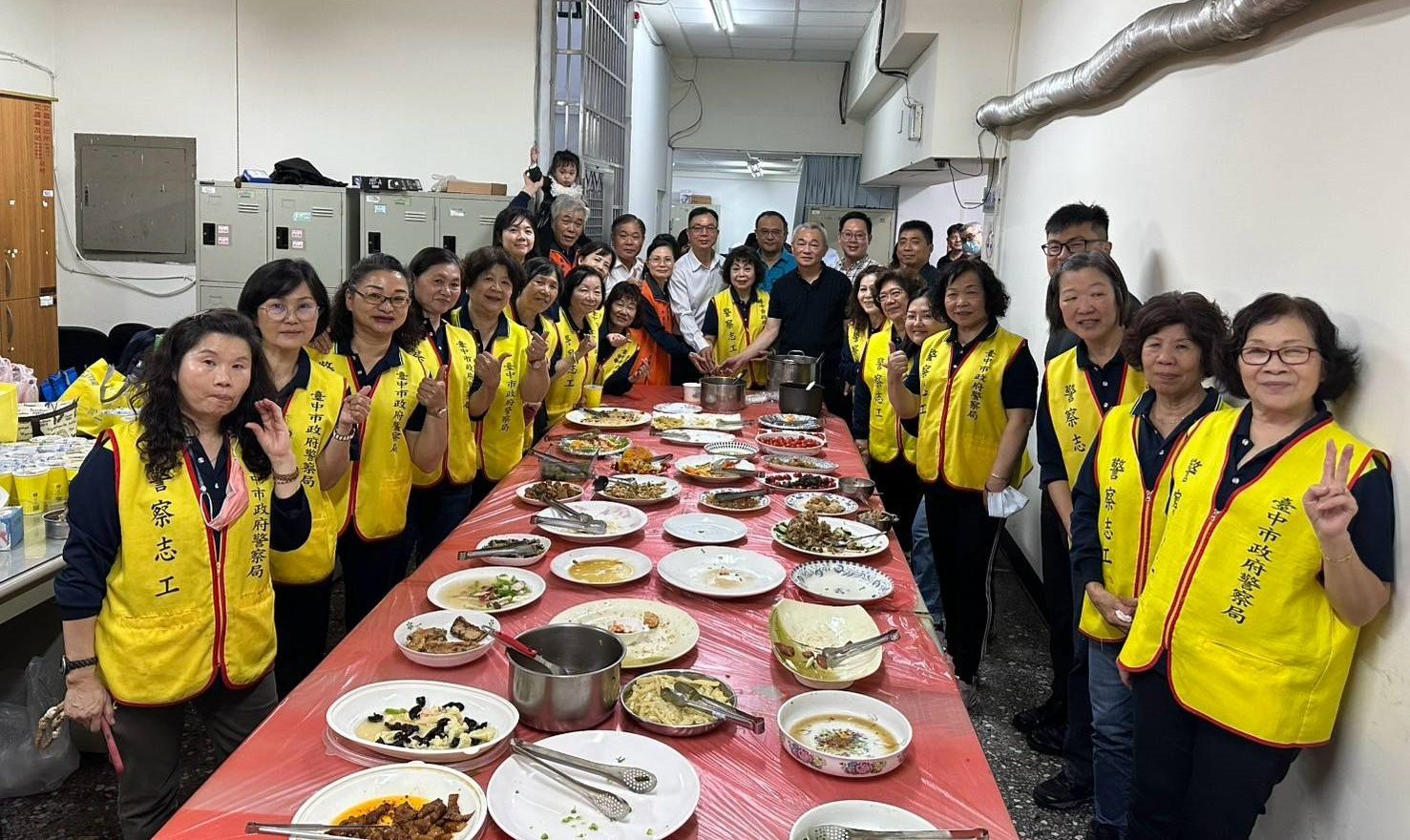 志工伙伴準備卅道佳餚 讓文昌所員警備感溫馨 志工伙伴準備卅道佳餚 讓文昌所員警備感溫馨