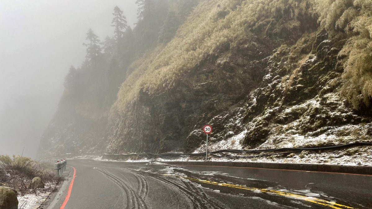 台14甲線合歡山昆陽至松雪樓降冰霰 自17日9時起限加掛雪鏈通行 台14甲線合歡山昆陽至松雪樓降冰霰 自17日9時起限加掛雪鏈通行