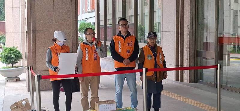 「高雄雙罷劫團隊前往中選會補件」並且按鈴申告許智傑