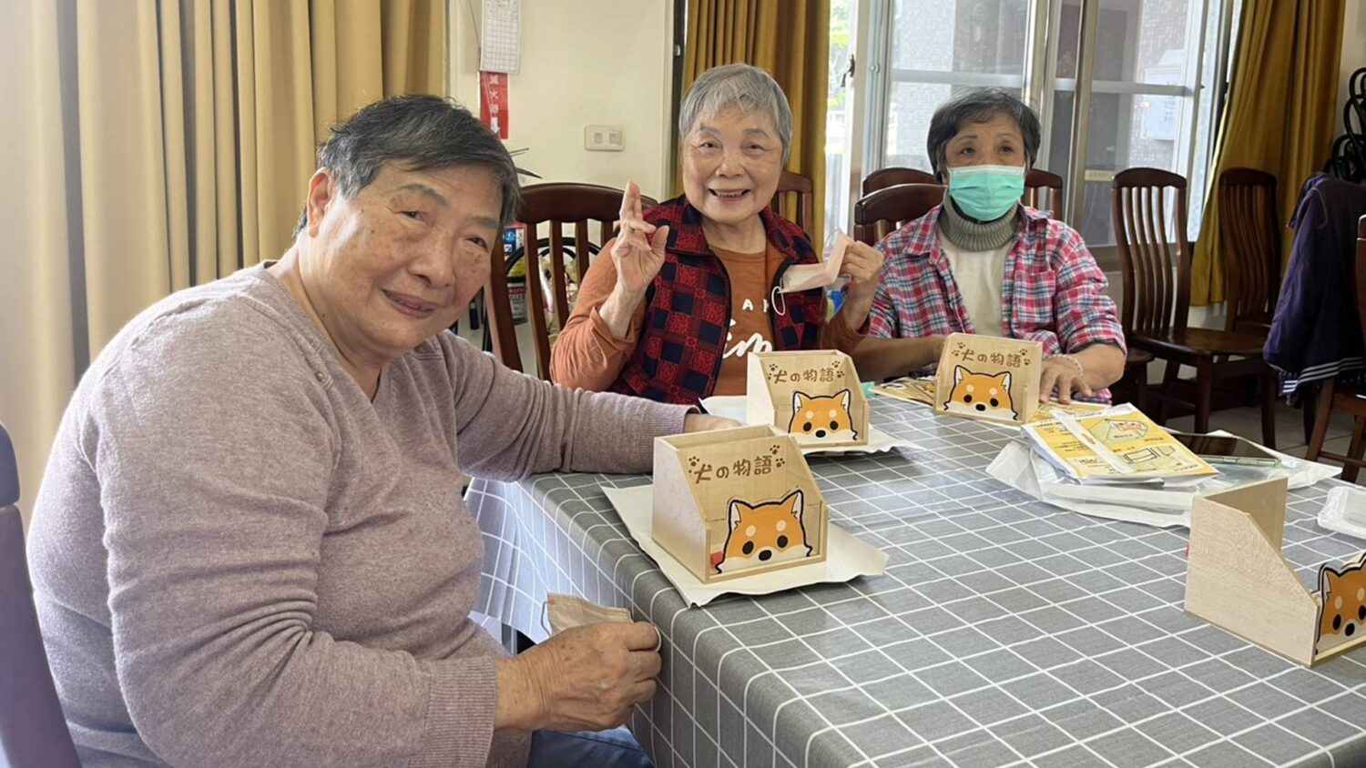 彰化榮家攜手中榮高齡醫學中心　揪長輩一起DIY柴犬置物盒