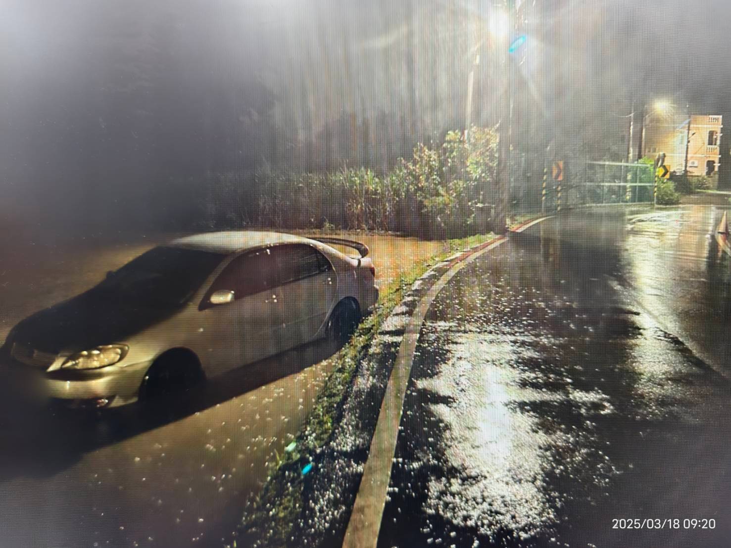 雨夜驚魂!八德女駕駛視線不佳誤駛田裡驚險脫困 雨夜驚魂!八德女駕駛視線不佳誤駛田裡驚險脫困