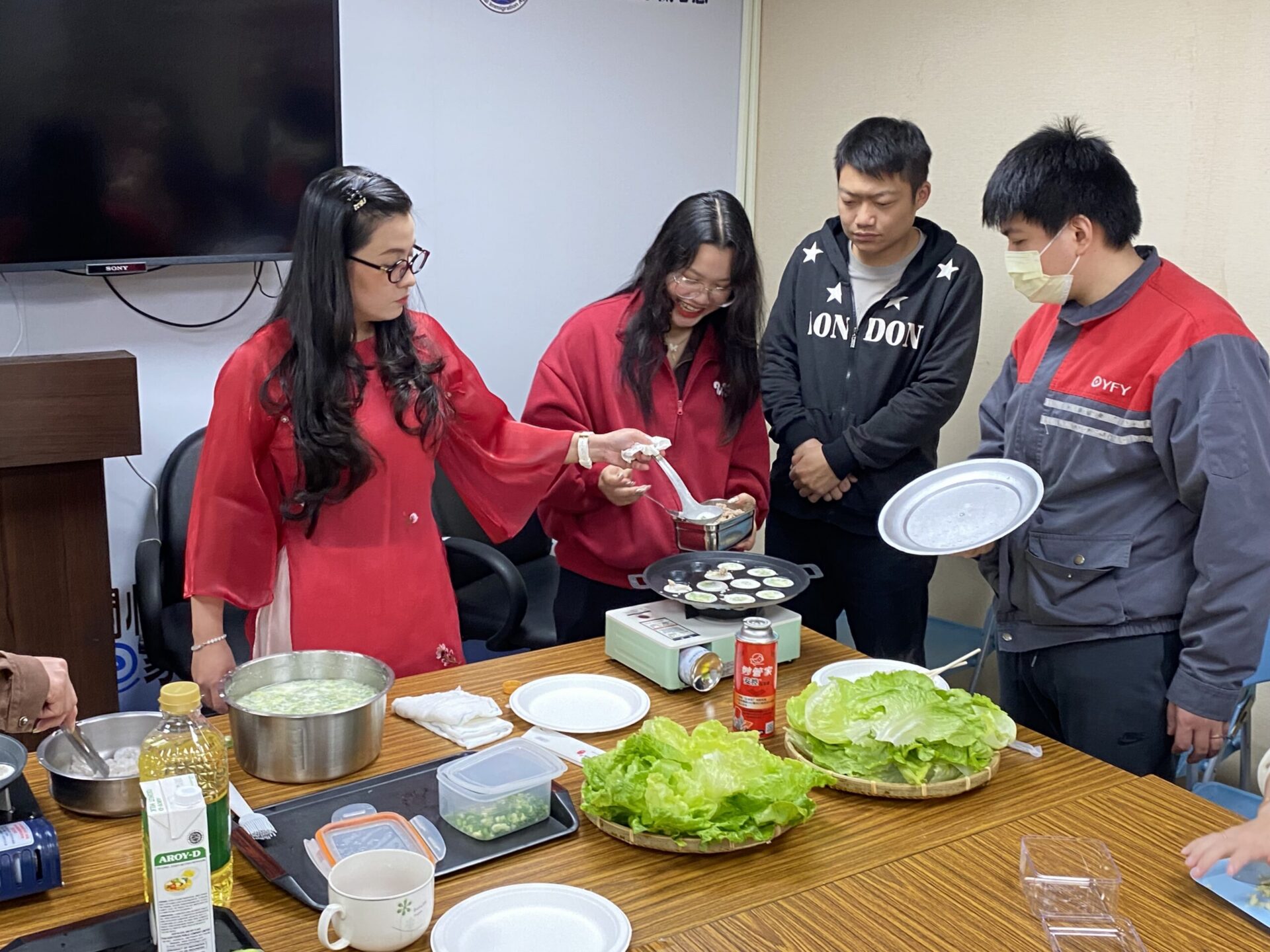 移民署桃園站促進多元文化交流 邀新住民學做越南蝦餅 移民署桃園站促進多元文化交流 邀新住民學做越南蝦餅