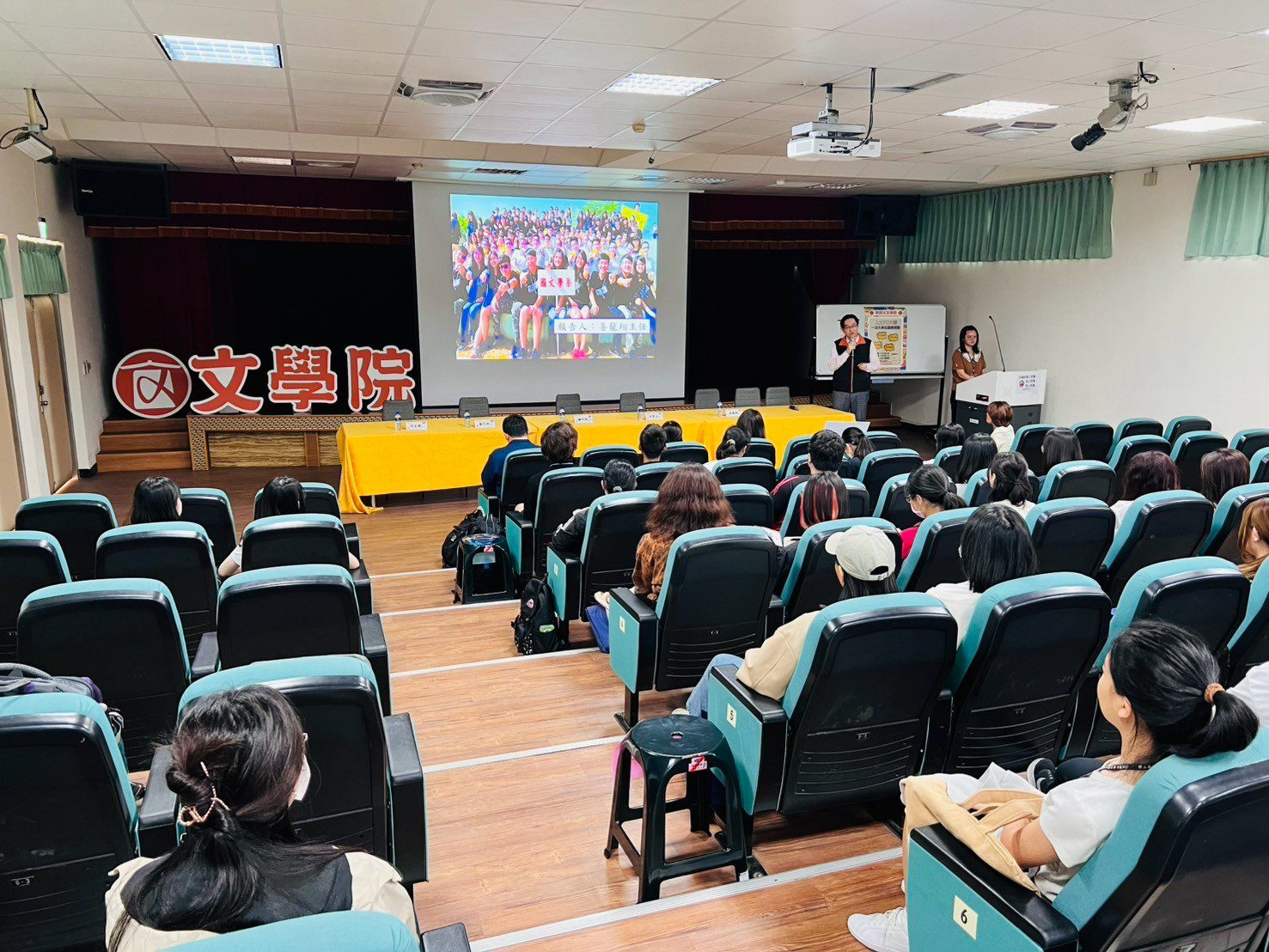 高師大舉辦巷「人文FUN遊」 高中生體驗AI×人文迎接新未來 高師大舉辦巷「人文FUN遊」 高中生體驗AI×人文迎接新未來