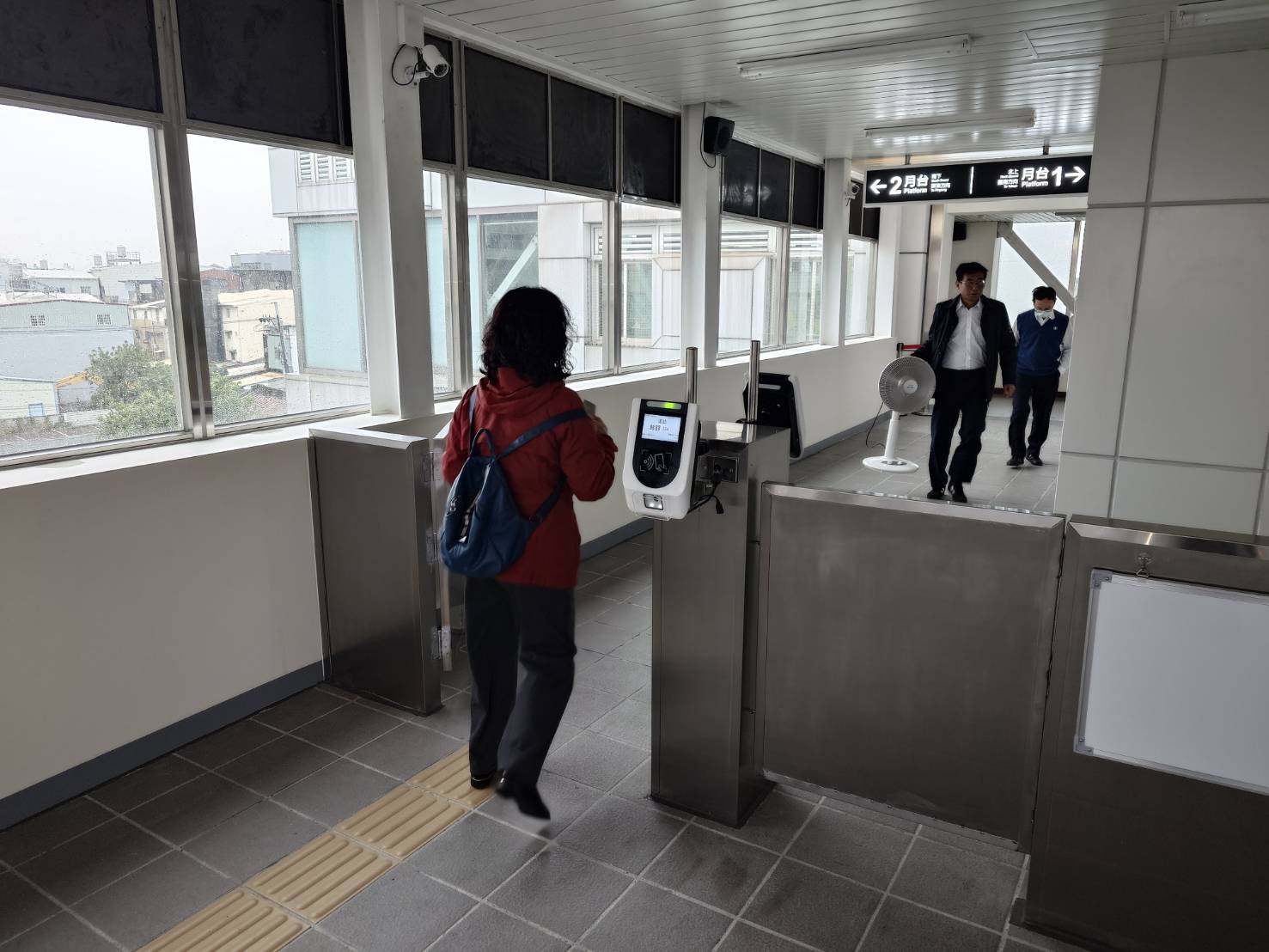 捷運岡山車站跨站天橋開放通行 民眾稱便