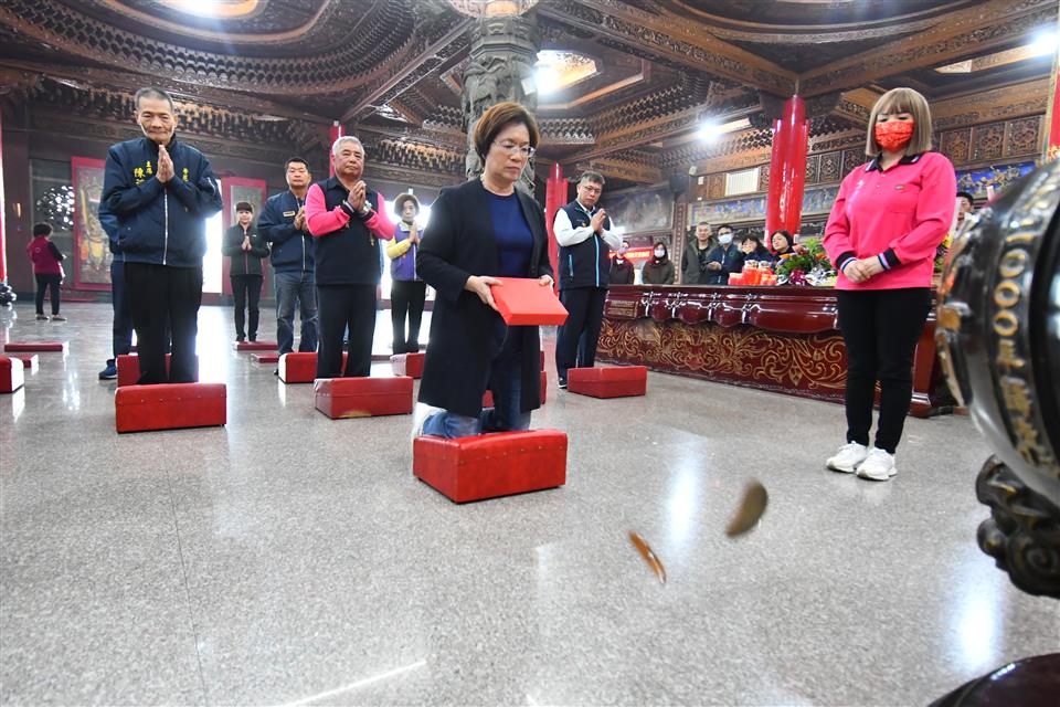 彰化縣長王惠美擲筊祈福 擇定國際海牛文化節5/18芳苑登場 彰化縣長王惠美擲筊祈福 擇定國際海牛文化節5/18芳苑登場