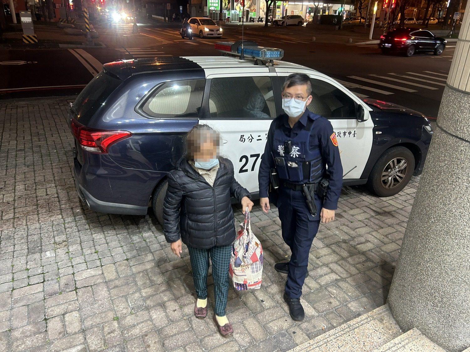 老婦迷途8小時獨自步行離家四公里 暖警耐心陪伴助「老寶貝」回家