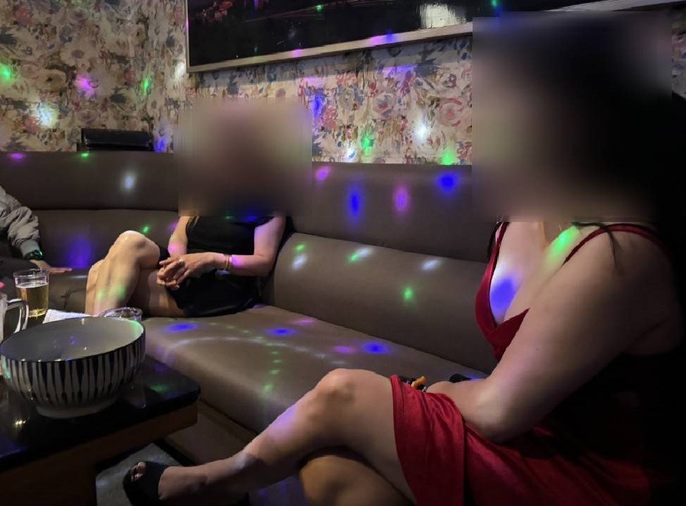 坐檯小姐涉嫌脫衣陪酒         警方突破管控查獲送辦 坐檯小姐涉嫌脫衣陪酒         警方突破管控查獲送辦