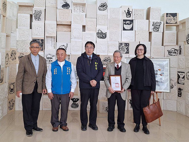 黃偉哲參訪袁金塔特展 大師經典作品《瓢蟲》贈南市府典藏 黃偉哲參訪袁金塔特展 大師經典作品《瓢蟲》贈南市府典藏