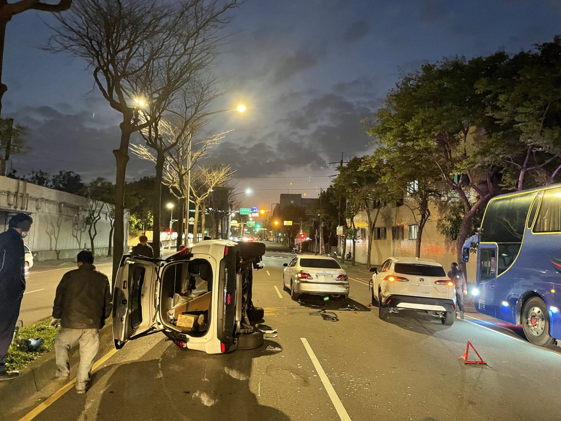 疑變換車道不慎!中壢7旬婦連撞兩車釀側翻 疑變換車道不慎!中壢7旬婦連撞兩車釀側翻