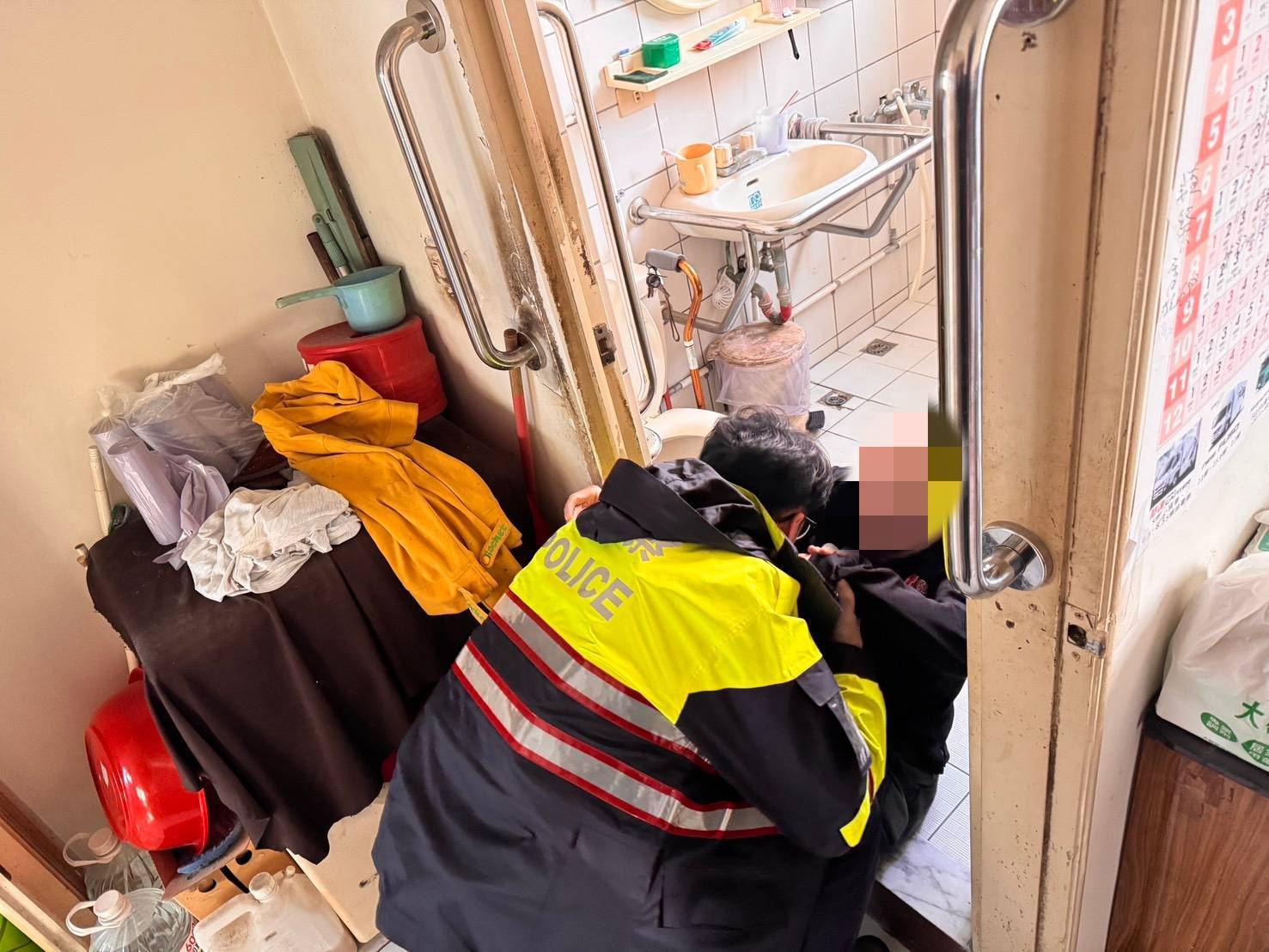 廁所跌倒動彈不得!老翁口袋「這物」救他一命 廁所跌倒動彈不得!老翁口袋「這物」救他一命