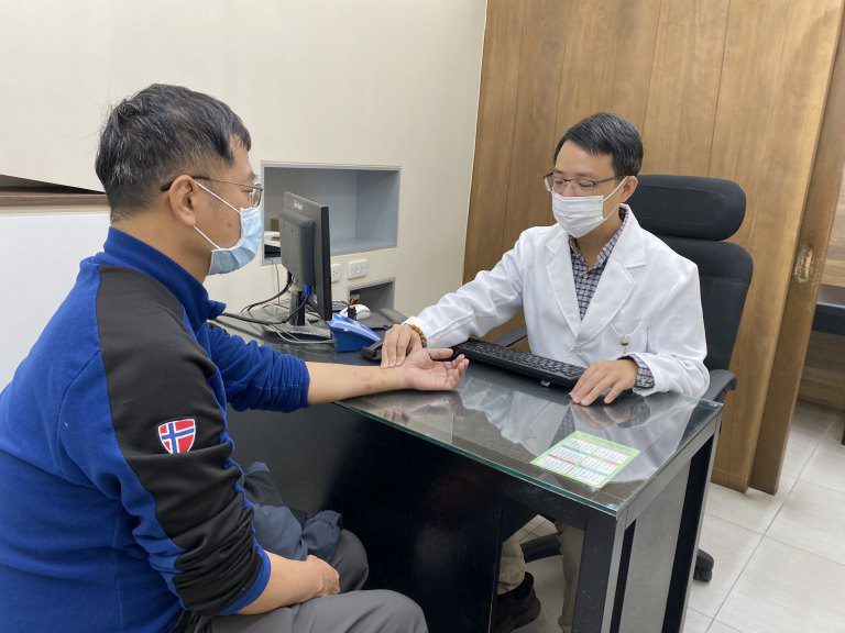 6旬氣喘男異位性皮膚丘疹搔癢　   中醫處方調理獲改善