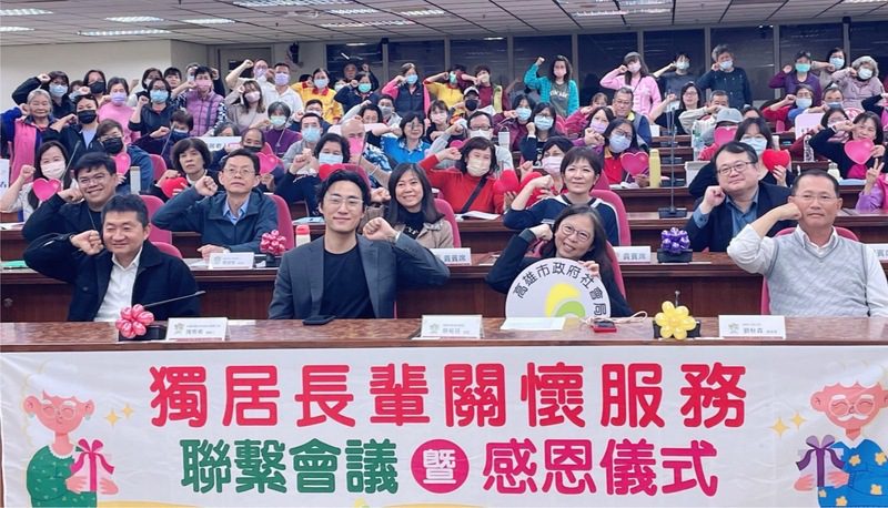 熱心公益不止息 獨老送暖不孤單 熱心公益不止息 獨老送暖不孤單