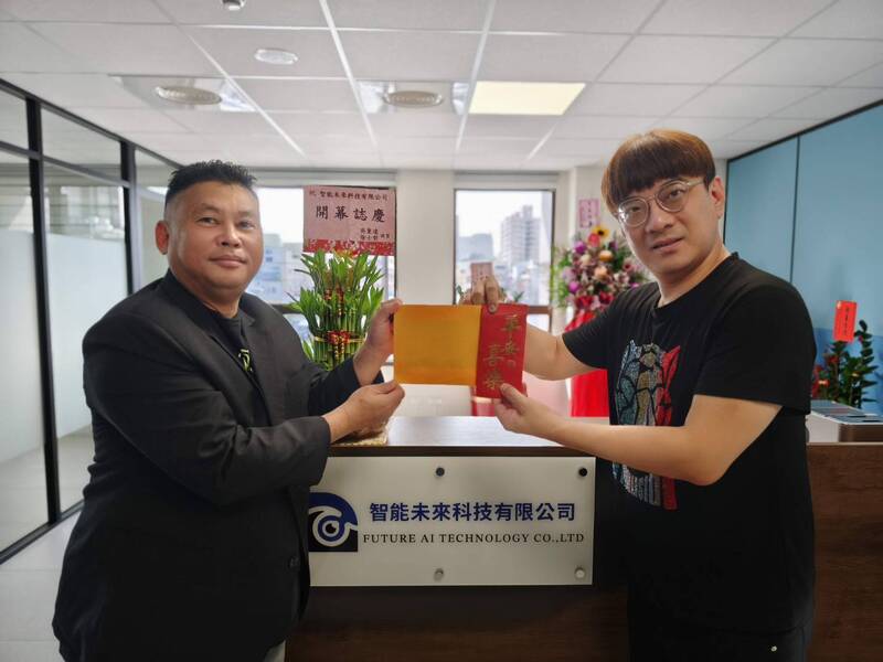 「痛苦歌王」孫情高雄演唱會 企業捐票贊助社區長輩重溫舊夢 「痛苦歌王」孫情高雄演唱會 企業捐票贊助社區長輩重溫舊夢