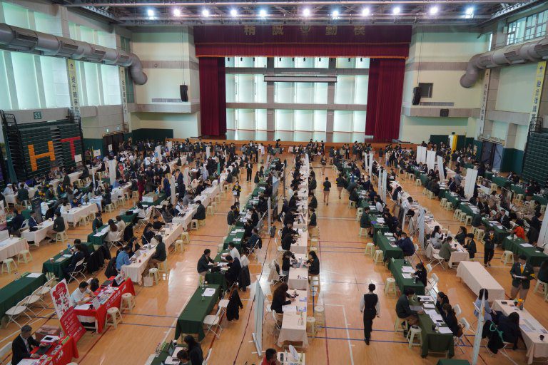 百餘家飯店餐旅業者進高餐大搶學生 職缺高達四千多個薪資節高漲 百餘家飯店餐旅業者進高餐大搶學生 職缺高達四千多個薪資節高漲