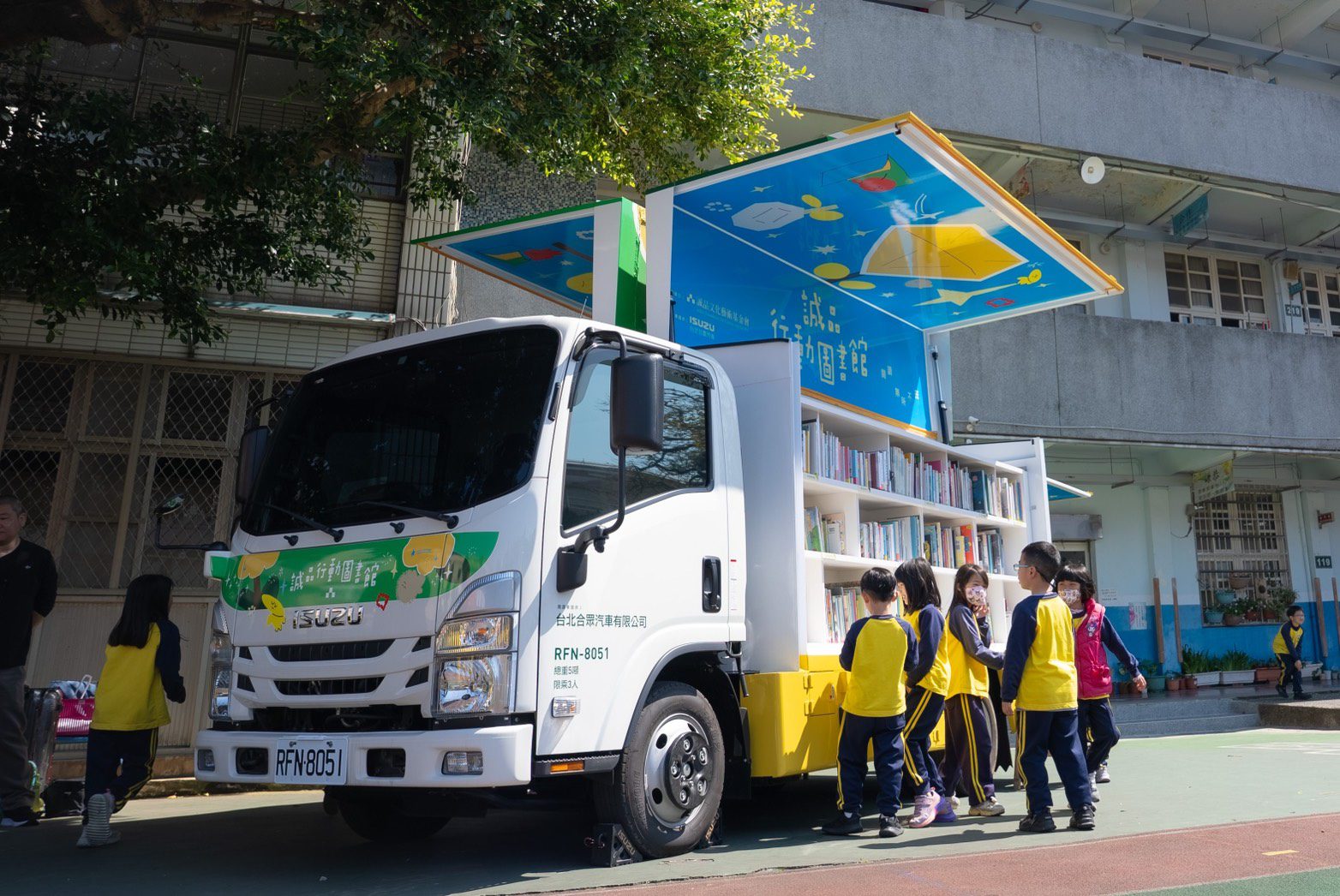 ISUZU台北合眾汽車推廣閱讀教育 打造彩繪書車「行動圖書館」 3月全新啟航 ISUZU台北合眾汽車推廣閱讀教育 打造彩繪書車「行動圖書館」 3月全新啟航