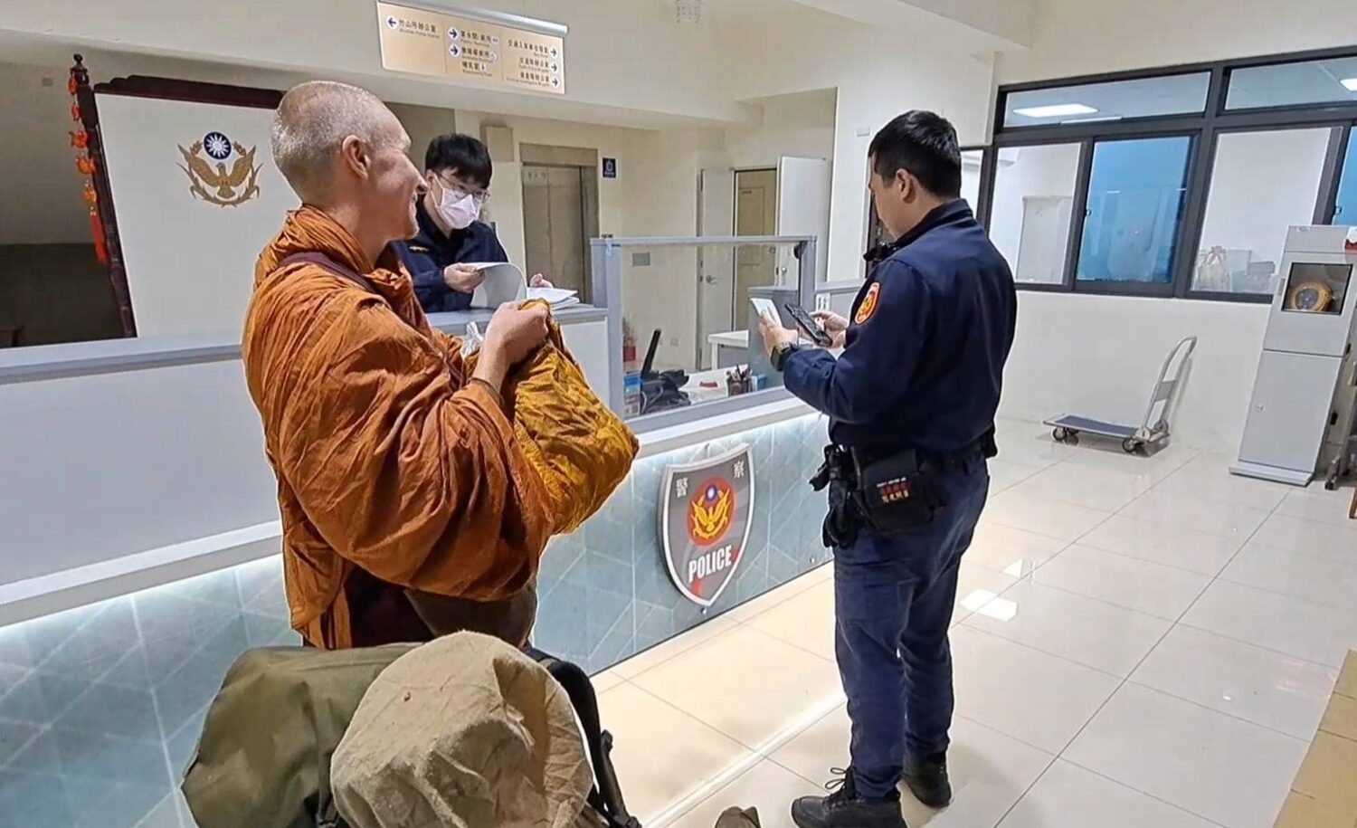 挪威籍苦行僧途中迷路 竹山警協助安置佛寺 挪威籍苦行僧途中迷路 竹山警協助安置佛寺
