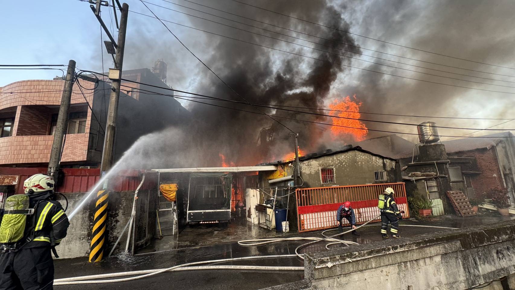 龍潭工廠火警濃煙竄天 消防全力搶救幸無人傷亡 龍潭工廠火警濃煙竄天 消防全力搶救幸無人傷亡