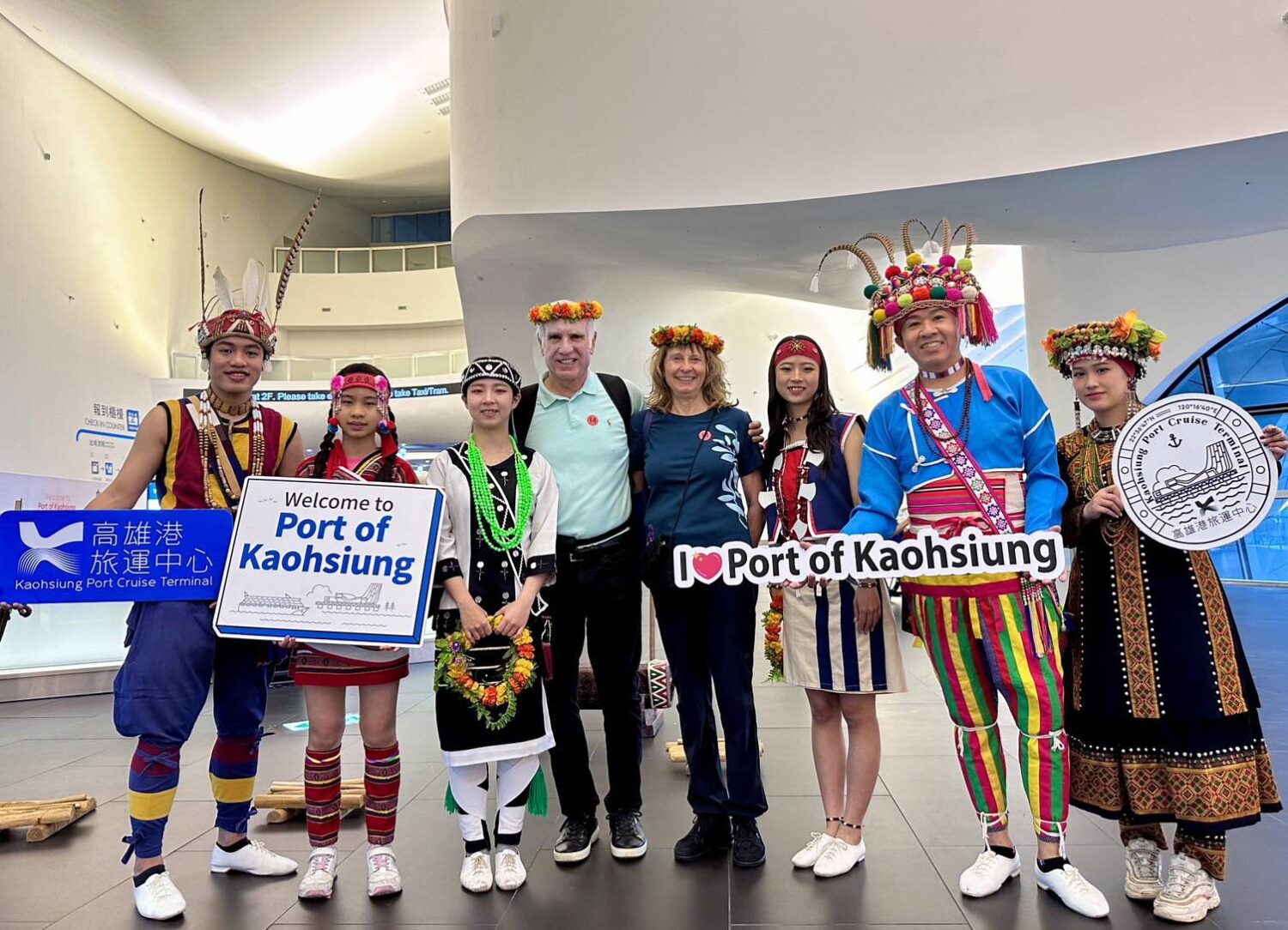 精鑽郵輪前進號首訪高雄港  800名外賓飽覽港都風情