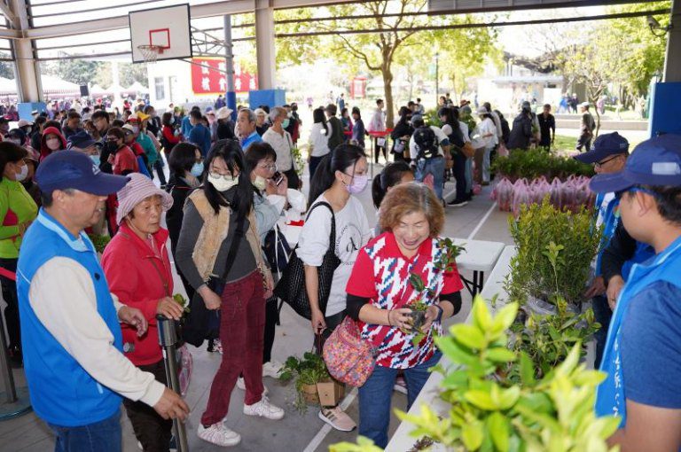 「織一片生態綠網」竹縣植樹月 楊文科挽袖攜手鄉親種槲櫟 「織一片生態綠網」竹縣植樹月 楊文科挽袖攜手鄉親種槲櫟