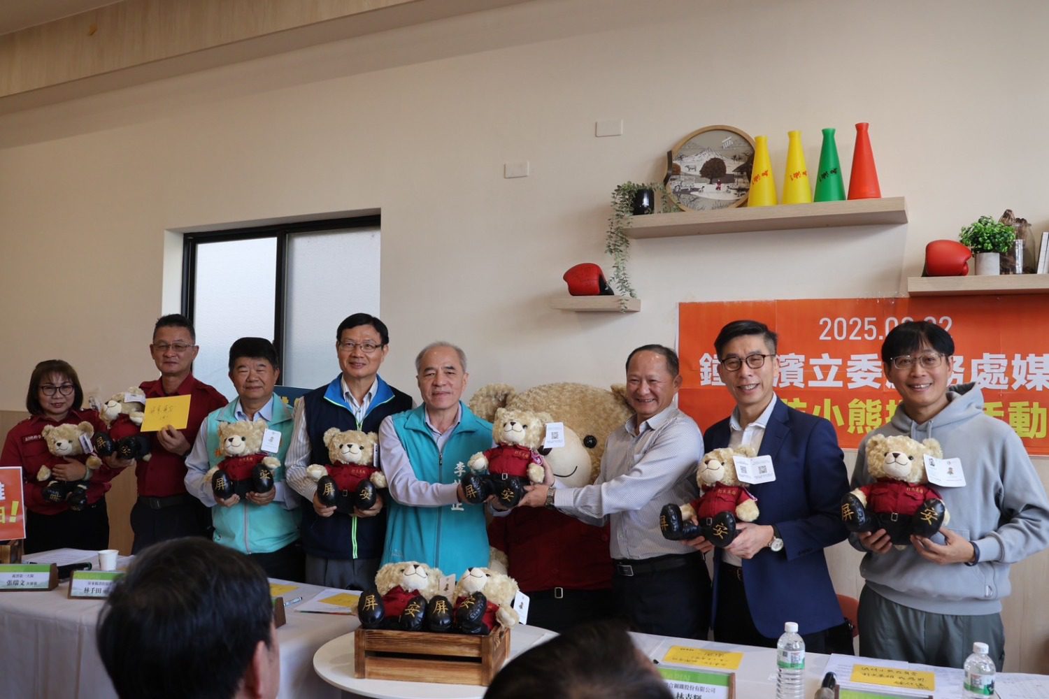 鍾佳濱媒合「消防小熊」捐贈 致敬打火英雄！