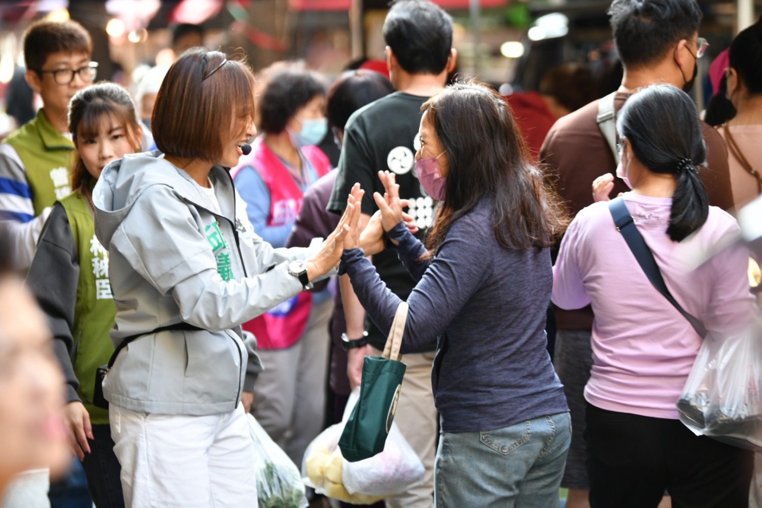 邱議瑩赴果貿市場掃街獲鄉親熱情支持 邱議瑩赴果貿市場掃街獲鄉親熱情支持