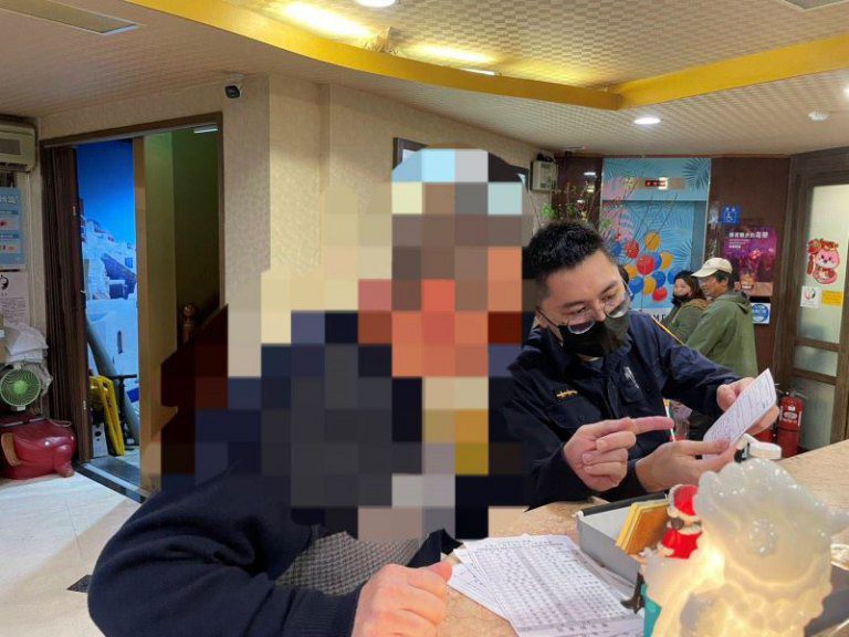 竹市警流利外語機智助外籍旅客順利返回旅店  代理市長邱臣遠肯定:為營造竹市成為友善旅遊城市盡一份心力 竹市警流利外語機智助外籍旅客順利返回旅店  代理市長邱臣遠肯定:為營造竹市成為友善旅遊城市盡一份心力