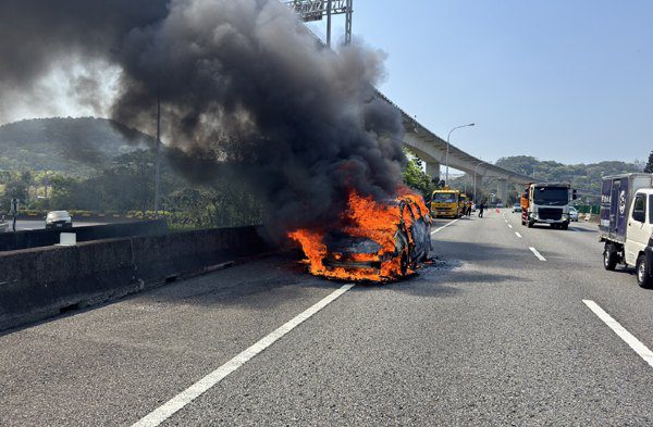 國一北上火燒車 熊熊烈火很是嚇人 國一北上火燒車 熊熊烈火很是嚇人