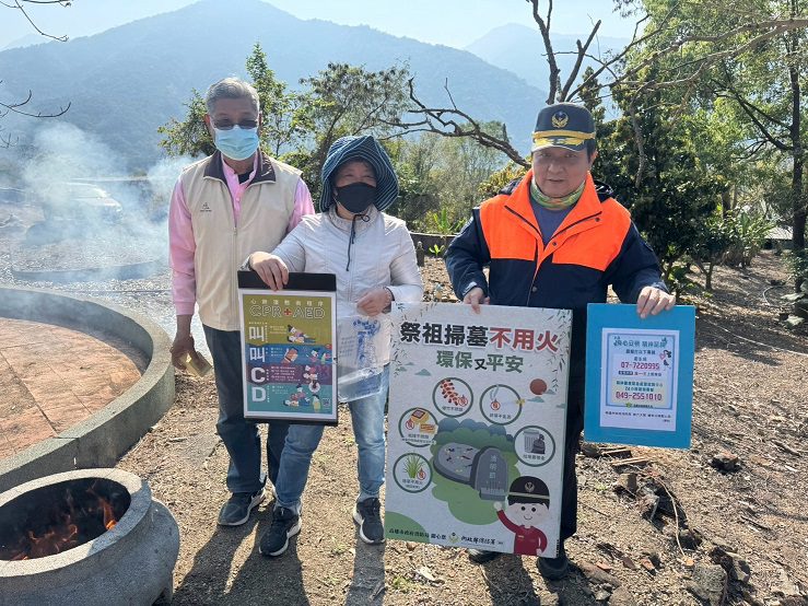 高市消防六大隊利用無人機加強協助公墓駐點警戒及車輛巡邏宣導 高市消防六大隊利用無人機加強協助公墓駐點警戒及車輛巡邏宣導